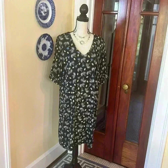 Eloquii | Navy Floral Puff Sleeve Shift Dress - Picture 2 of 7